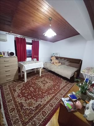 Izdajem stan na Banovom brdu,pogodan za dve osobe