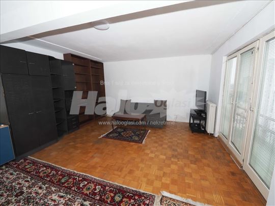 Izdajem stan na Novom Beogradu 60m2 i terasa 200m2