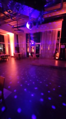  Iznajmljivanje DJ-a Usluge deejay za žurke svadbe