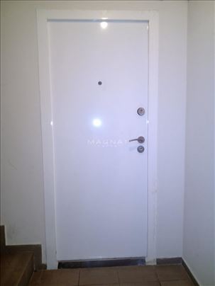 Medakovićeva-trosoban stan sa velikim potencijalom