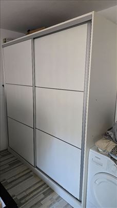 Ormar sa kliznim vratim