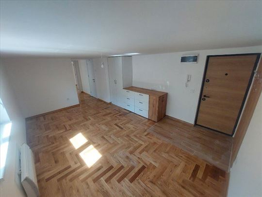 Poslednji stan u zgradi+parking+uknjizen+namesten