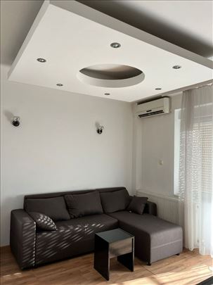 Prelep dvosoban stan-Nova Detelinara 350e