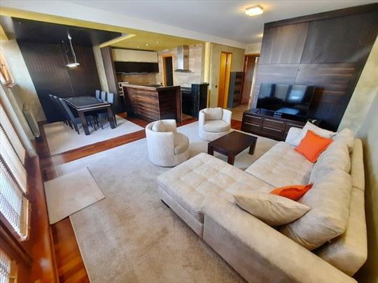 Super stan kod Hrama, garaža, terasa, ID 6988