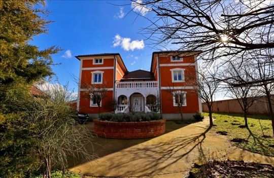 Surduk, vila sa16 soba i pratećim objektima