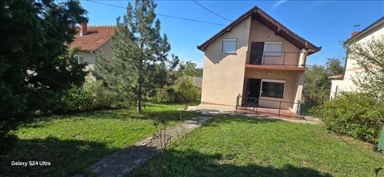 Vranić-uknjižena kuća na placu od 11ari