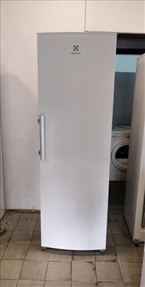 Frizider Electrolux 392 litara GARANCIJA 12 meseci