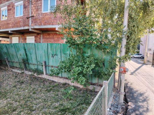 Metalna ograda u delovima duzina 25m visina 2m