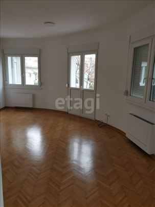 3.5 stan sa 3 parking mesta u mirnom delu Liona