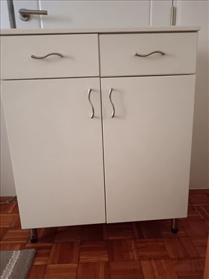 Prodajem 2 komode 