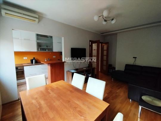 Tašmajdan, renoviran, adaptibilan u 2.5 soban, par