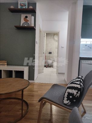 Ušuškan jednoiposoban stan,novogradnja, lift, tera