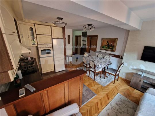 Izdajem dvoiposoban stan na Karaburmi, 53m2