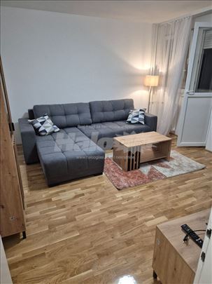 Izdajem dvosoban namešten stan.