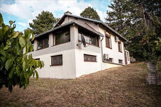 komforna kuća sa velikim placem, Sremska Kamenica 