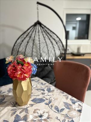 Moderan i prostran stan sa terasom, privatnim park