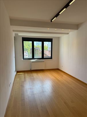 Stan na Slaviji sa garažom
