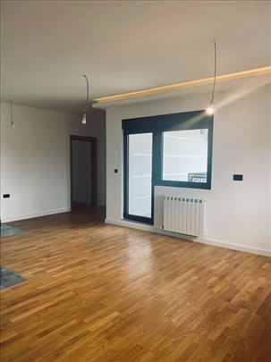 Surčin, Trg Zorana Đinđića 82m2 