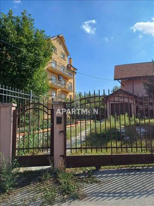 Cvetanova ćuprija, kuća na dva nivoa sa dvorištem 