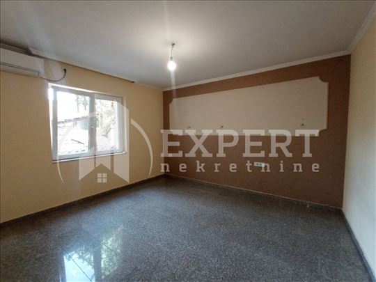 Izdaje se poslovni prostor u centru grada, 70m2