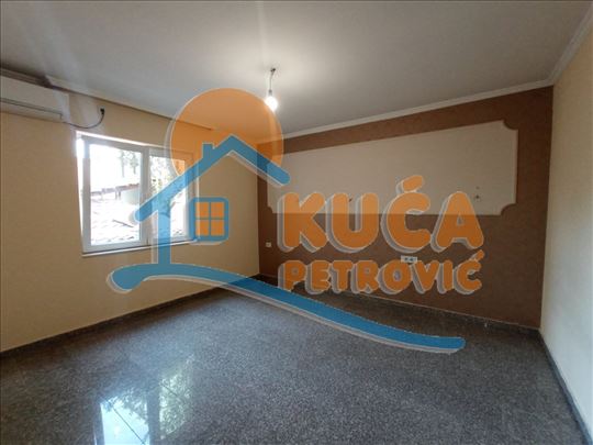 Izdaje se poslovni prostor u centru grada, 70m2