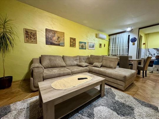 Komforan, renoviran trosoban stan na Banovom brdu 