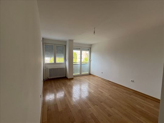 Kompletno renoviran – Top lokacija!