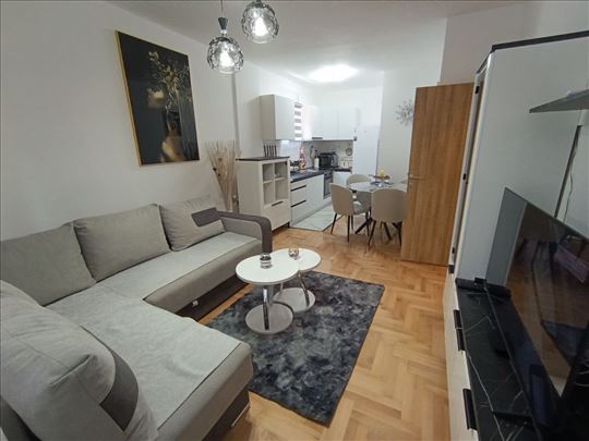 Na prodaju trosoban stan, 60m2