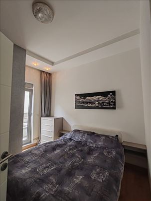 Opremljena novogradnja sa dvorištem 