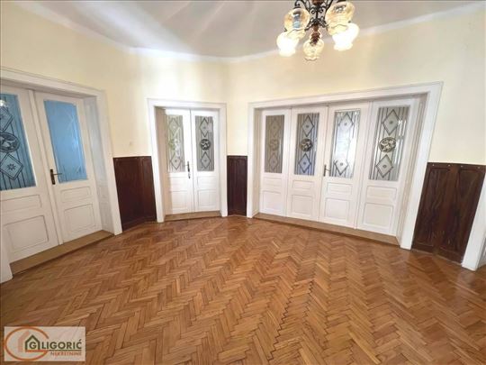 Uzdin-Izuzetan posed