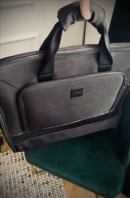 Hugo Boss putna torba za odela i odeću