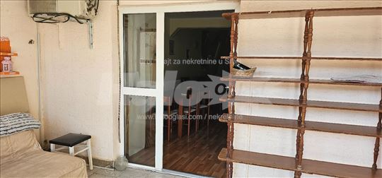 Izdajem prelep stan u visokom potkrovlju