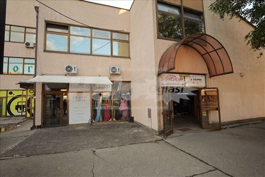 Lokal u Mladenovcu (glavna ulica)