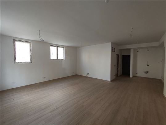Stan 50m² + Magacin 190m²