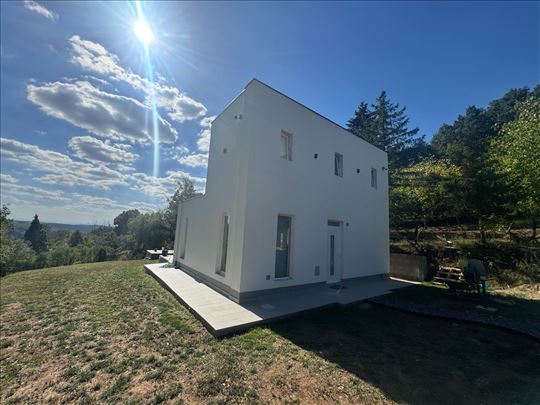 Trešnja 85 m2 na 13 ari placa 
