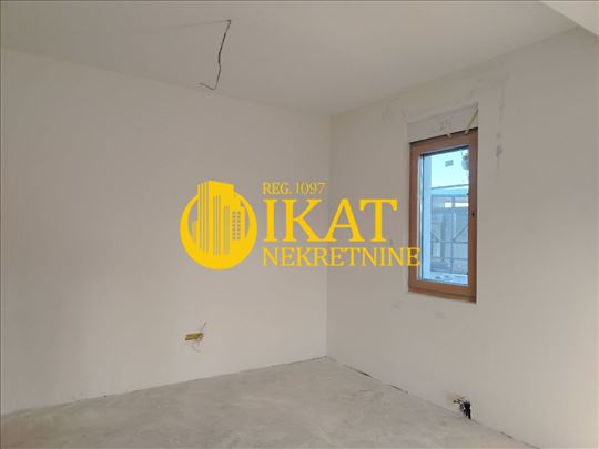 Bulevar kod Kluza, četvorosoban stan 73m2 + pdv