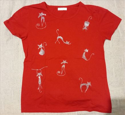 Crvena majica sa mackama od strasa