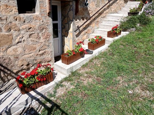 Dekor zardinjere sa tarabicom ogradicom