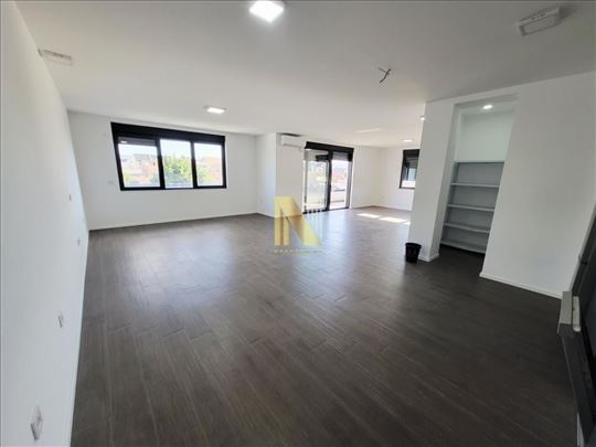 Odličan poslovni prostor sa dva garažna mesta na T