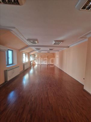 Poslovni prostor 212 m² na dva nivoa + podrum