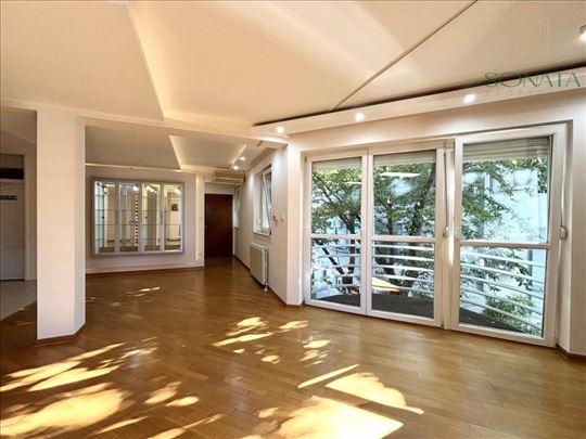 Poslovni prostor sa 5 kancelarija i 2 parking mest