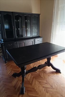 Vitrina sa komodom i trpezariski stolom