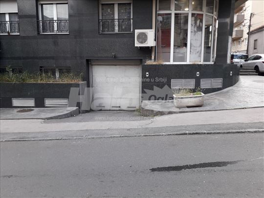 Izdajem garažno mesto u garaži sa liftom