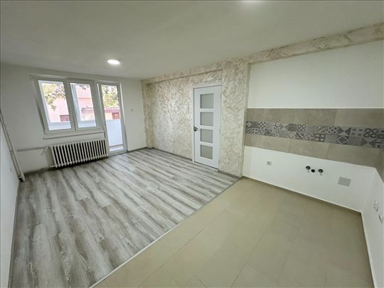 Kompletno renoviran! Gagarinova ulica!