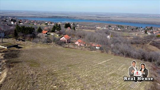 Plac u Slankamenu sa pogledom na Dunav-57 ari