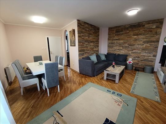 Trosoban stan na Salajci!