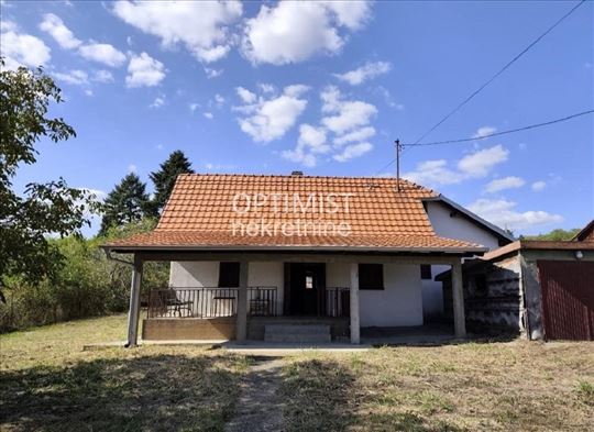 Uknjižena, odmah useljiva kuća, blizu grada ID#312