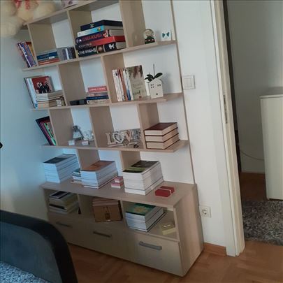 Zidna polica za knjige sa komodom