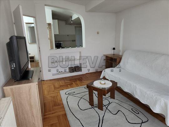 Izdaje se jednoiposoban stan u  strogom centru Niš