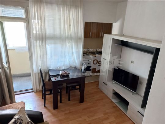 Izdajem dvoiposoban stan kod Pravnog fakulteta